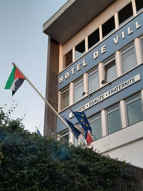 Levée du drapeau palestinien sur l’hôtel de ville de Bagneux